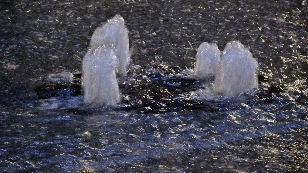 Araçlar Mahsur Kaldı, Vatandaş Duraklara Sığındı 6